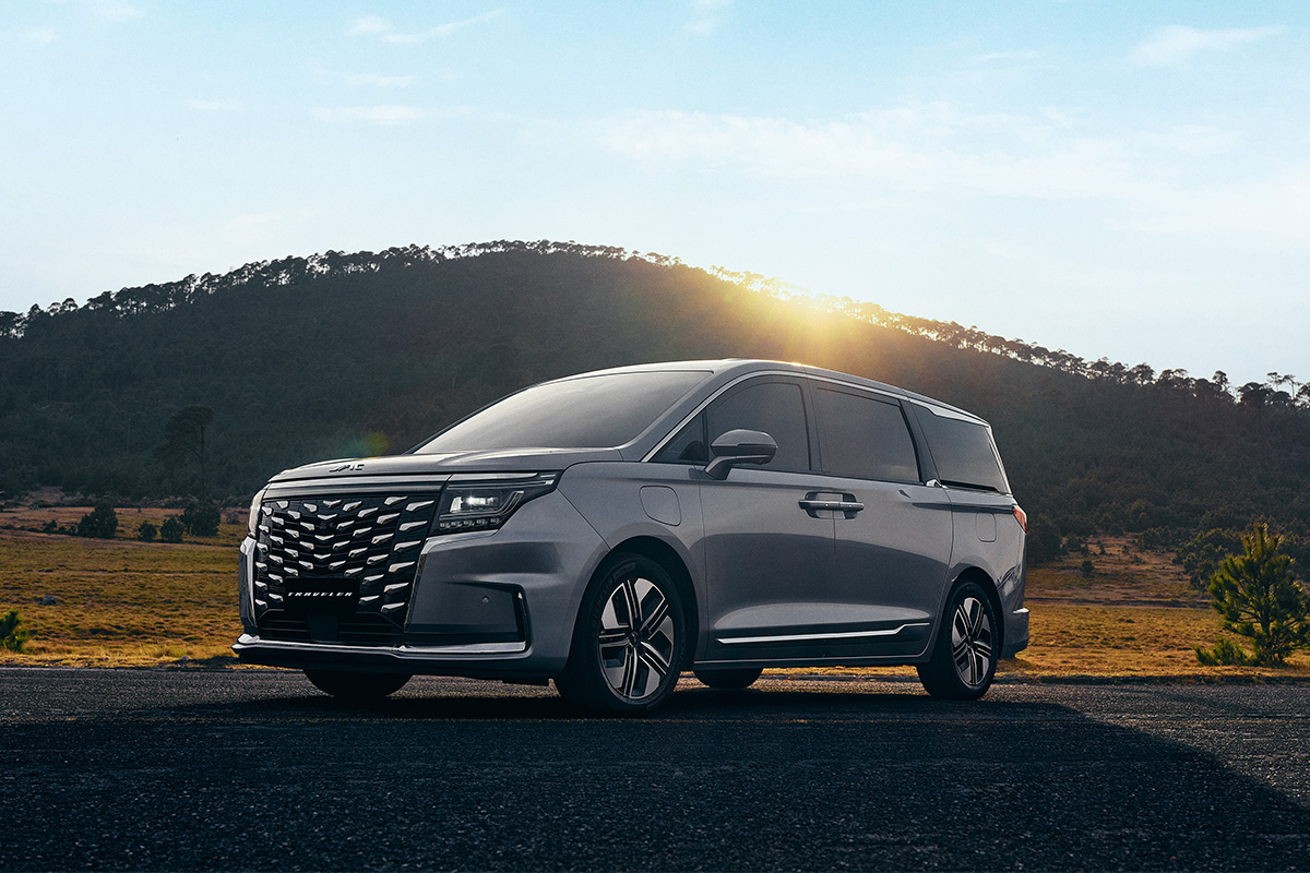 JAC Traveller PHEV y JAC 6 PHEV: así es la nueva familia híbrida hecha en México