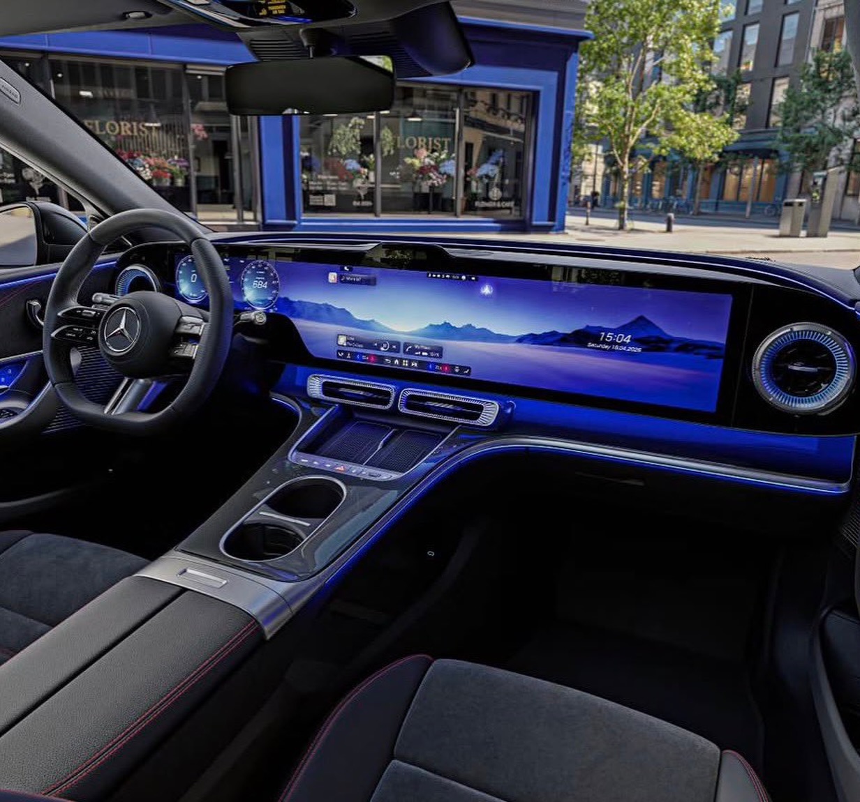 Las marcas de autos quieren que uses más pantallas y la razón tiene que ver con el precio